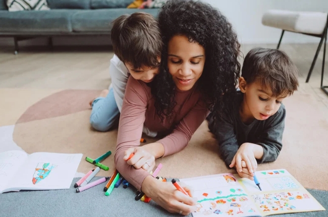 D’une simple activité à un pilier du développement : Les bienfaits du coloriage en crèche